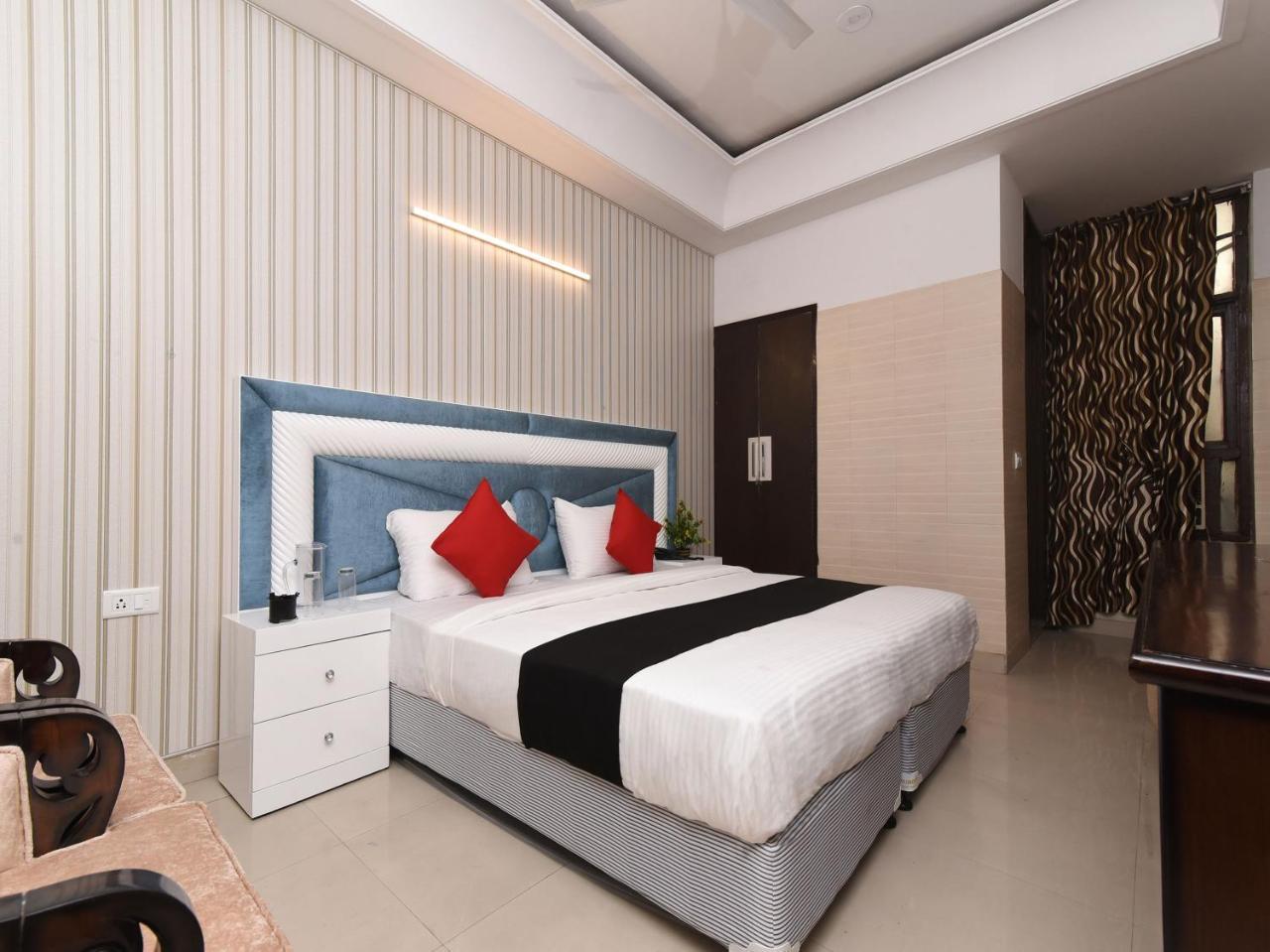 Capital O 16676 Near Noida City Center Exterior foto